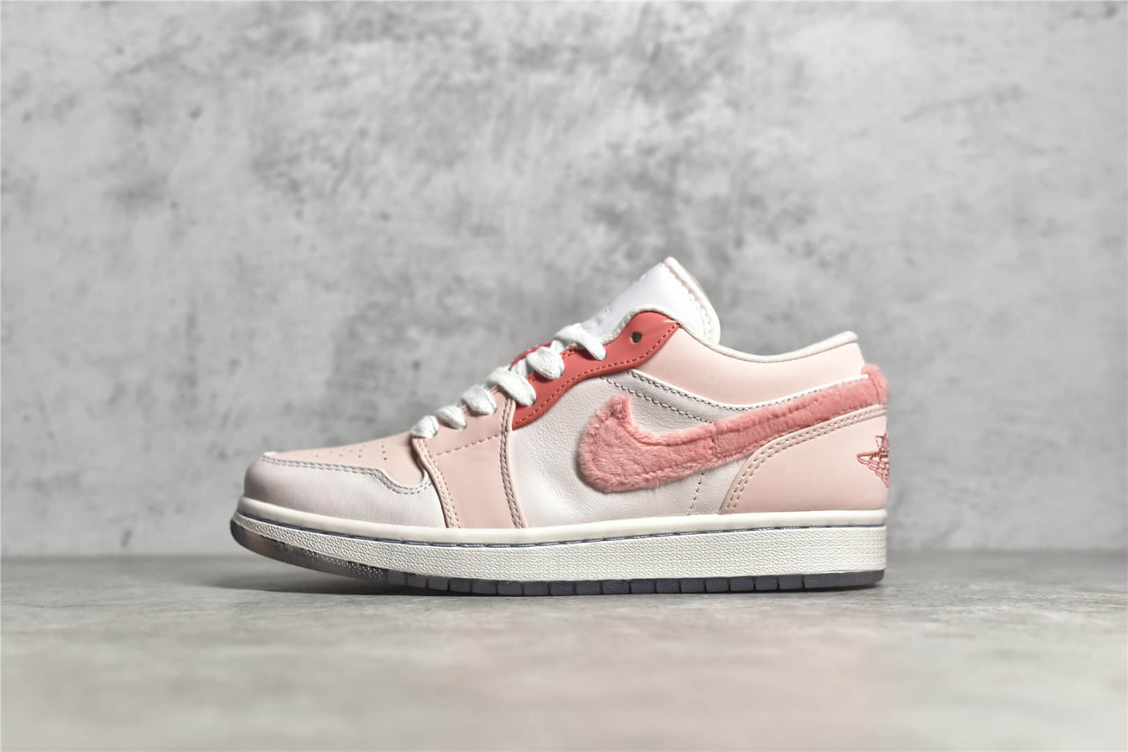 AJ1粉眼绒毛粉色钩低帮 Air Jordan 1 low “Mighty swooshes” AJ1白粉低帮纯原 货号：DM5443-666