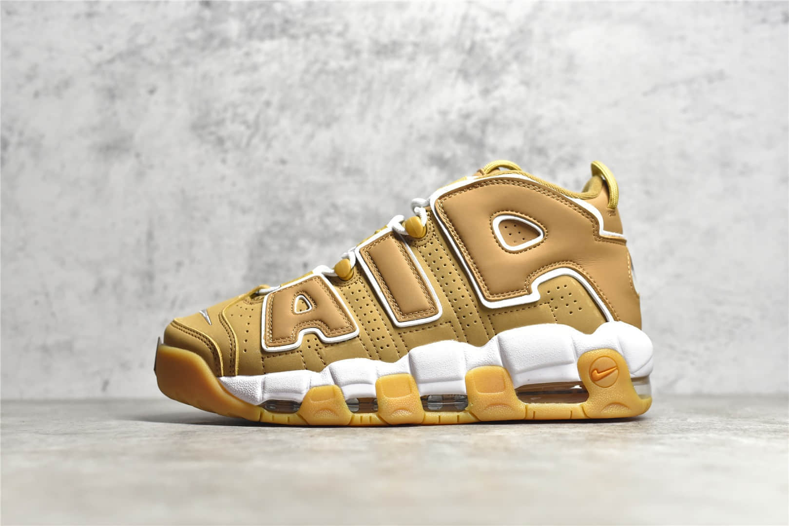 耐克皮蓬球鞋小麦色实战篮球 Nike Air More Uptempo 耐克缓震球鞋 莆田球鞋复刻 货号：DQ4713-700