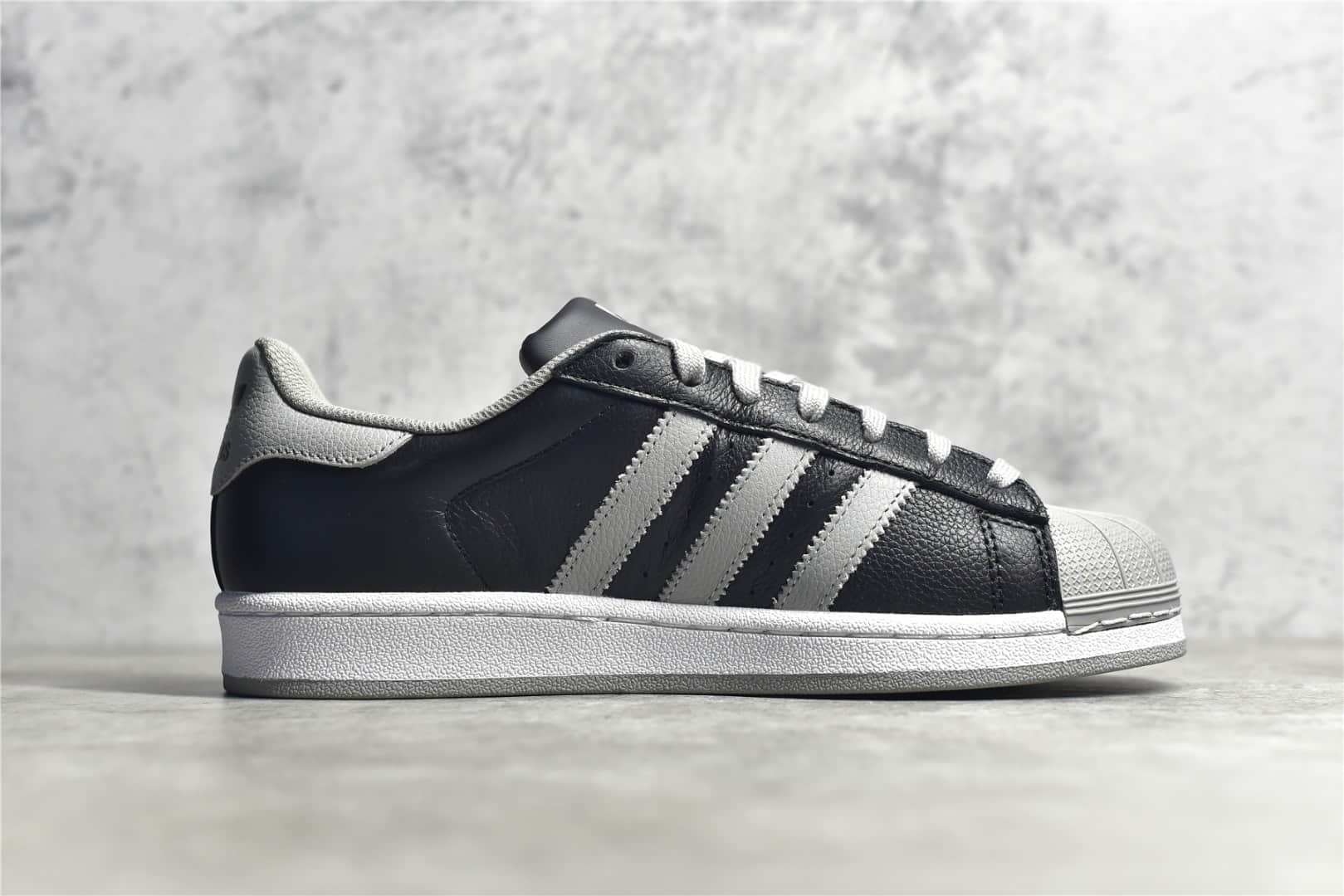 阿迪达斯贝壳头影子灰 Adidas originals Superstar 阿迪达斯三叶草板鞋 阿迪达斯黑灰 货号：EG4962-潮流者之家