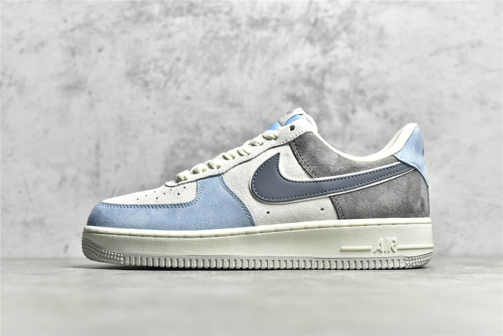 耐克空军白蓝灰色低帮 Nike Air Force 1 Low 07 浅灰蓝配色 耐克空军带芯片版本 货号：LZ6699-523