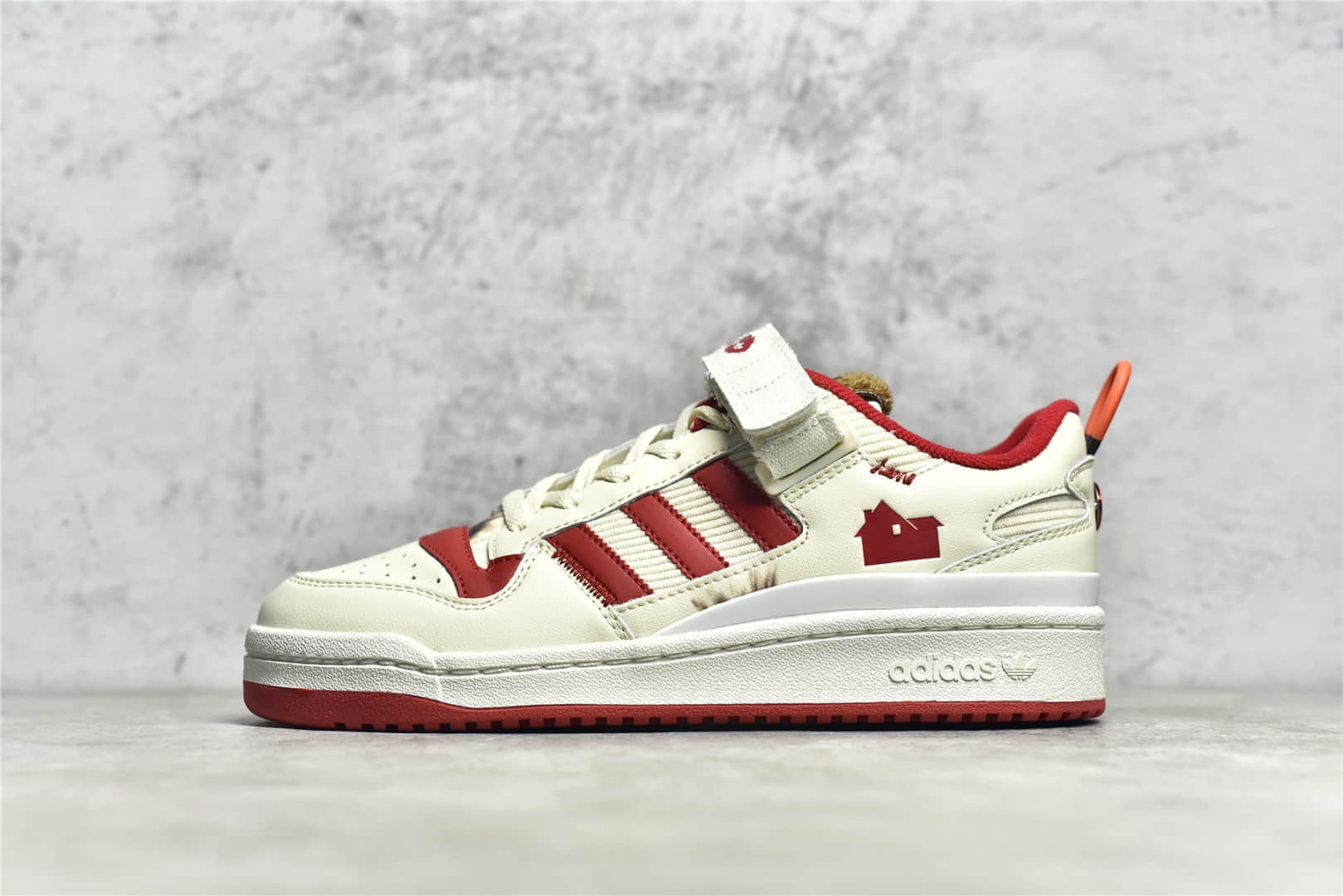 阿迪达斯小鬼当家联名米白红低帮板鞋 Home Alone x adidas Forum Low 货号：GZ4378