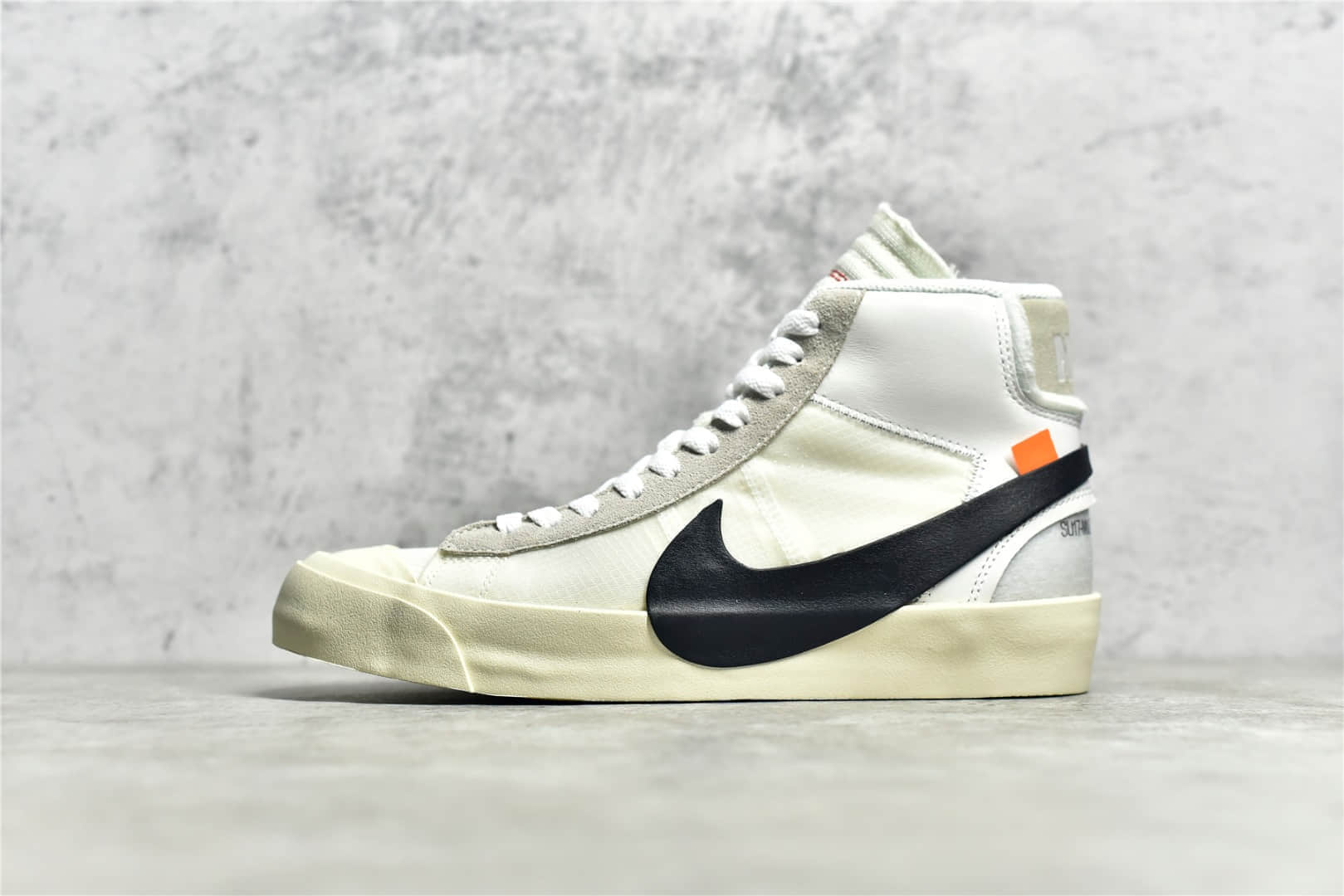 耐克开拓者OW联名白色高帮 OFF-WHITE X NK BLAZER MID OW 耐克硫化板鞋 货号：AA3832-100