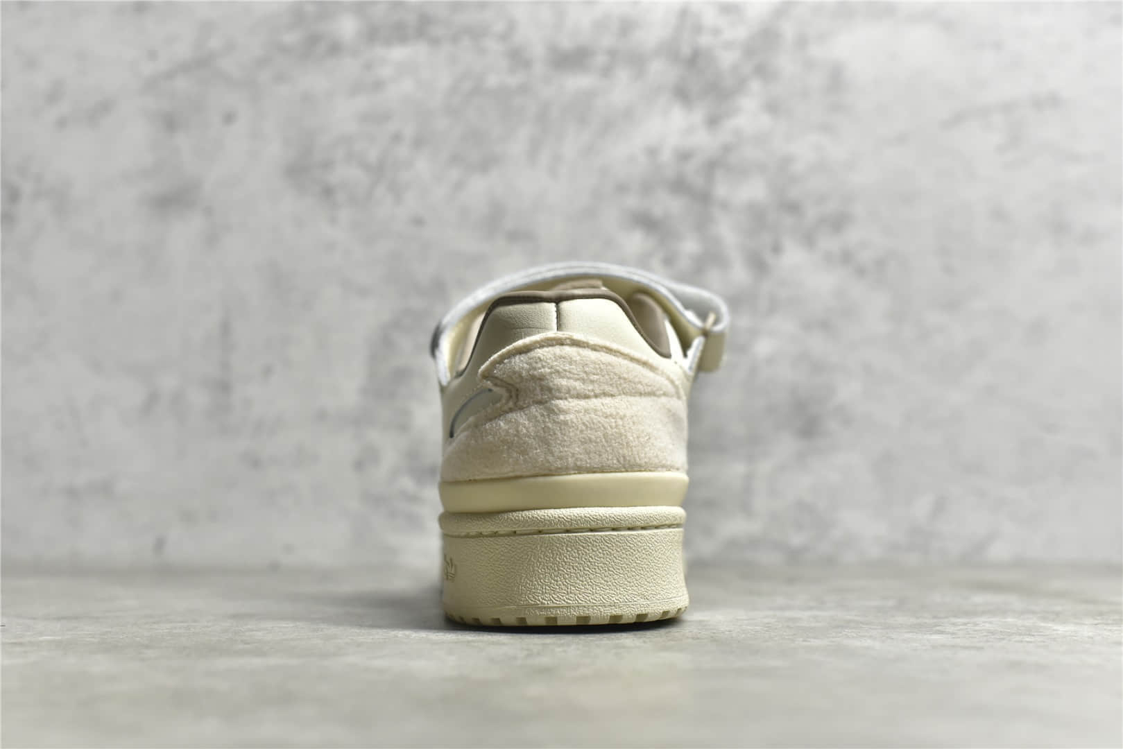 阿迪达斯Forum84米白色低帮板鞋 Adids originals Forum 84 Low 阿迪达斯带气垫板鞋 货号：GZ1893-潮流者之家