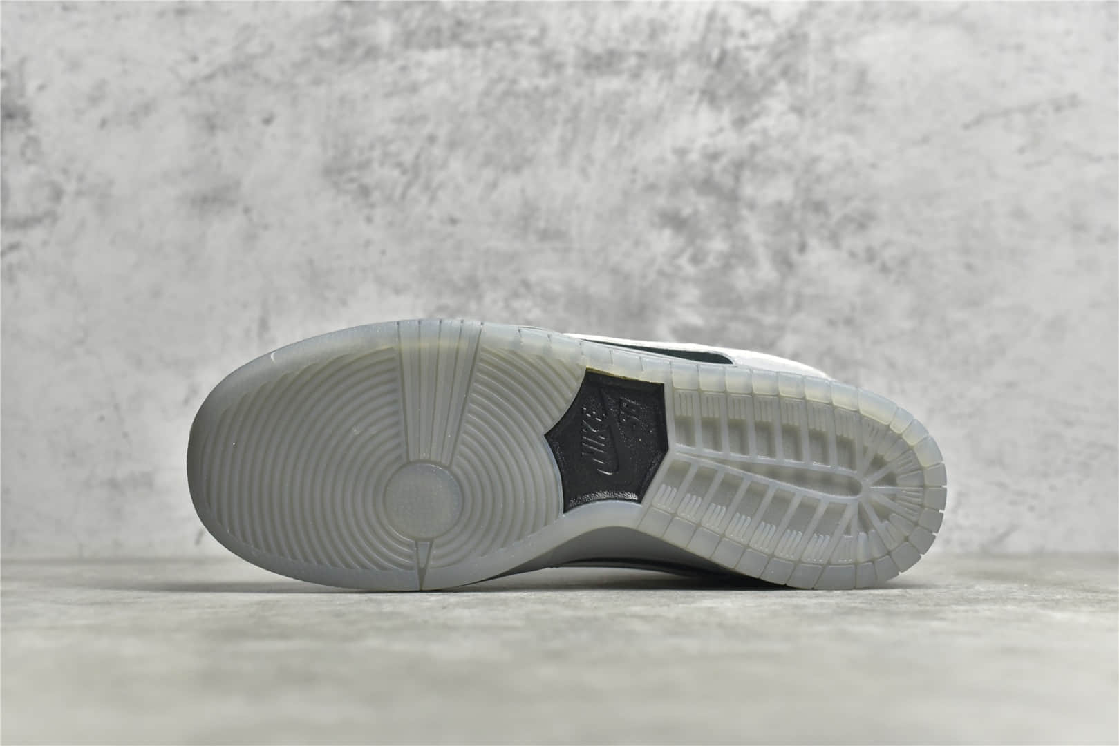 耐克知名球鞋店铺周年庆联名款 Nike Dunk Low x PREMIER PETOSKEY 耐克Dunk灰黑低帮 货号：313170-014-潮流者之家