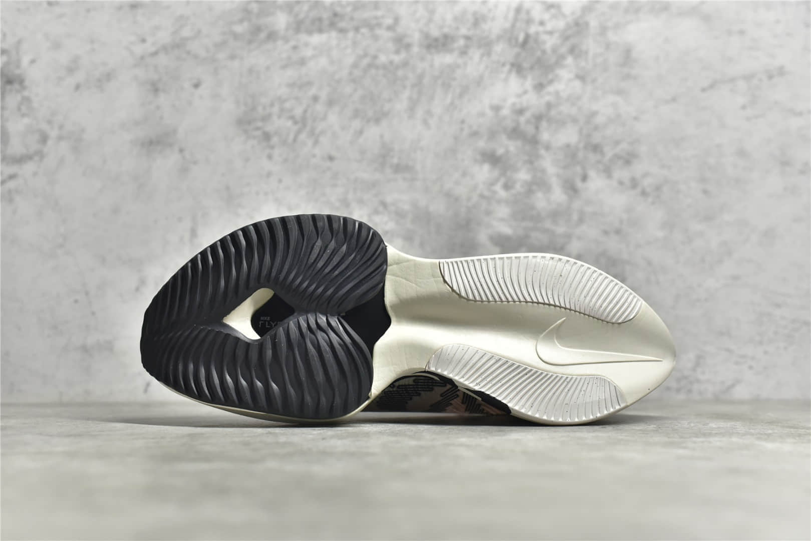 耐克破坏者2代马拉松气垫灰色 Nike Air Zoom Alphafly NEXT％ 耐克夏季透气跑鞋 货号：DB0129-001-潮流者之家