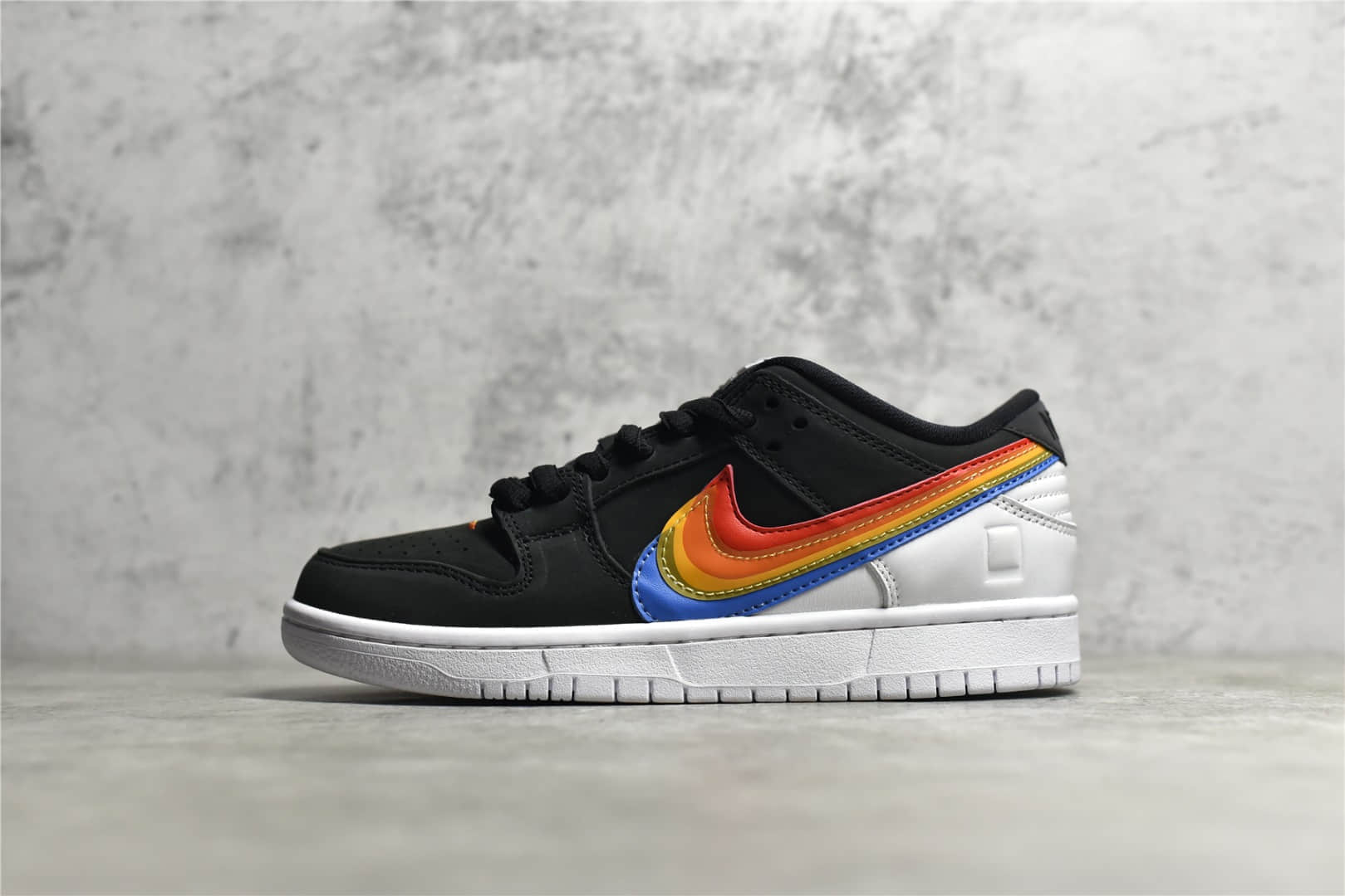 耐克SB Dunk宝丽来相机联名 Polaroid x Nike SB Dunk Low 耐克SB Dunk黑彩虹 货号：DH7722-001