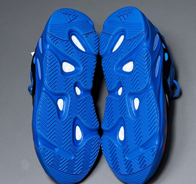 椰子700蓝色新配色发售 adidas Yeezy Boost 700 “Hi-Res Blue” 椰子700红蓝实物图 货号：HQ6980-潮流者之家