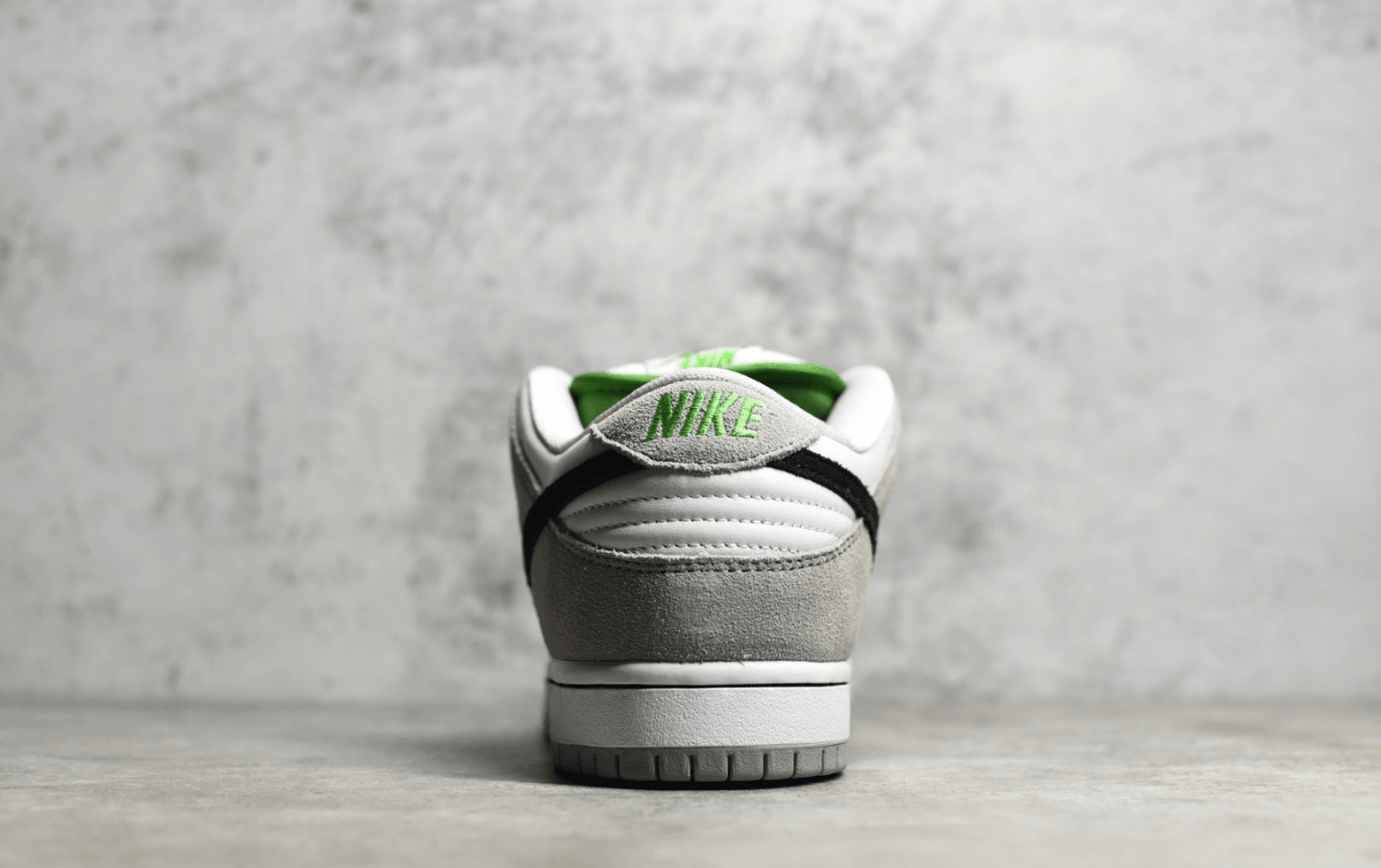 耐克SB Dunk叶绿素灰白黑低帮 Nike Dunk SB “Chlorophyll” 神版耐克Dunk板鞋 货号：BQ6817-011