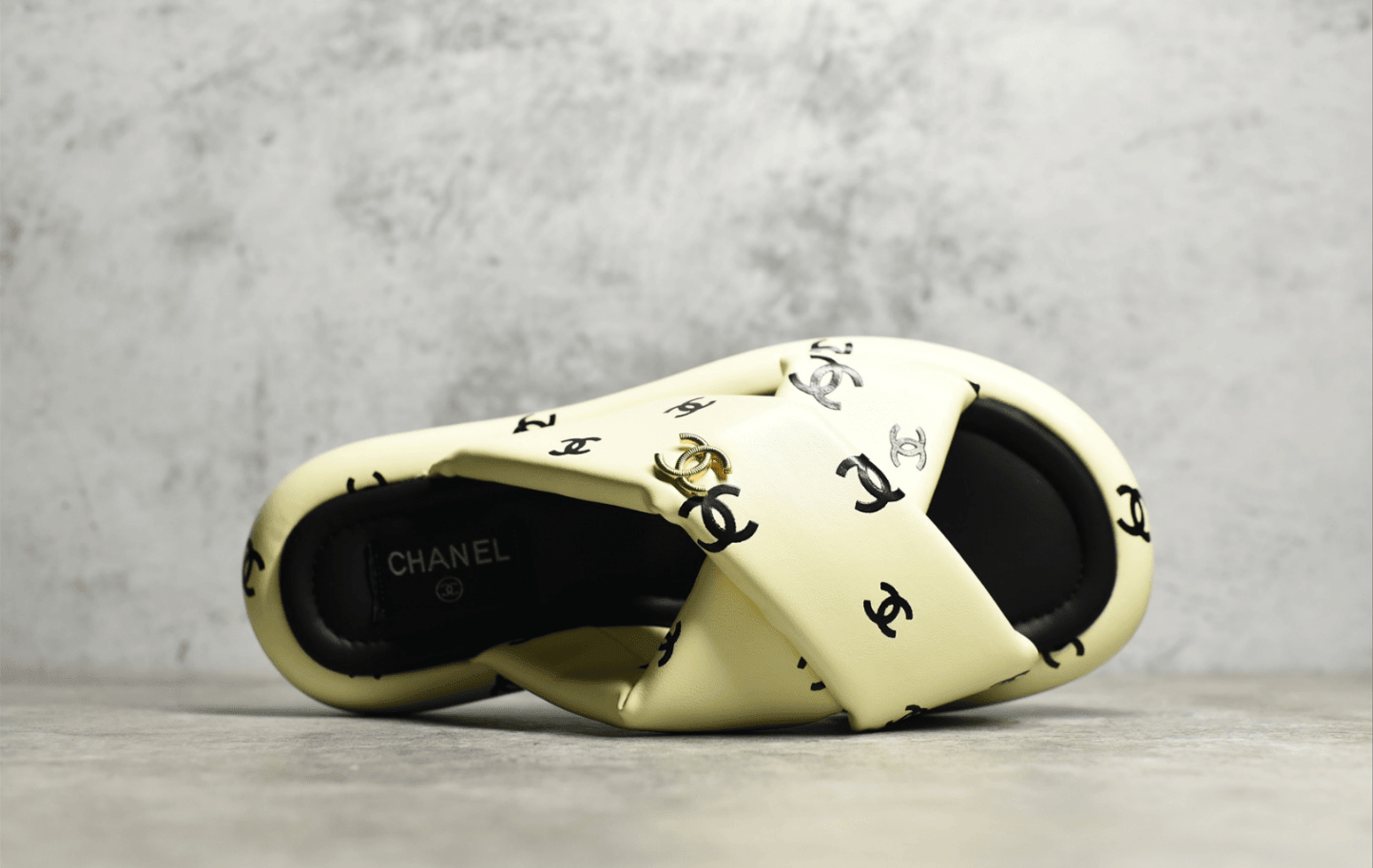 广东货源香奈儿新款拖鞋代购级别版本 Chanel 香奈儿面包凉拖鞋 香奈儿代工厂
