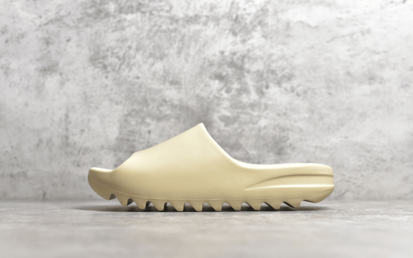 阿迪达斯拖鞋骨白色 adidas Originals Yeezy Slide “Bone” 莆田椰子纯原版本工厂 货号：FW6345