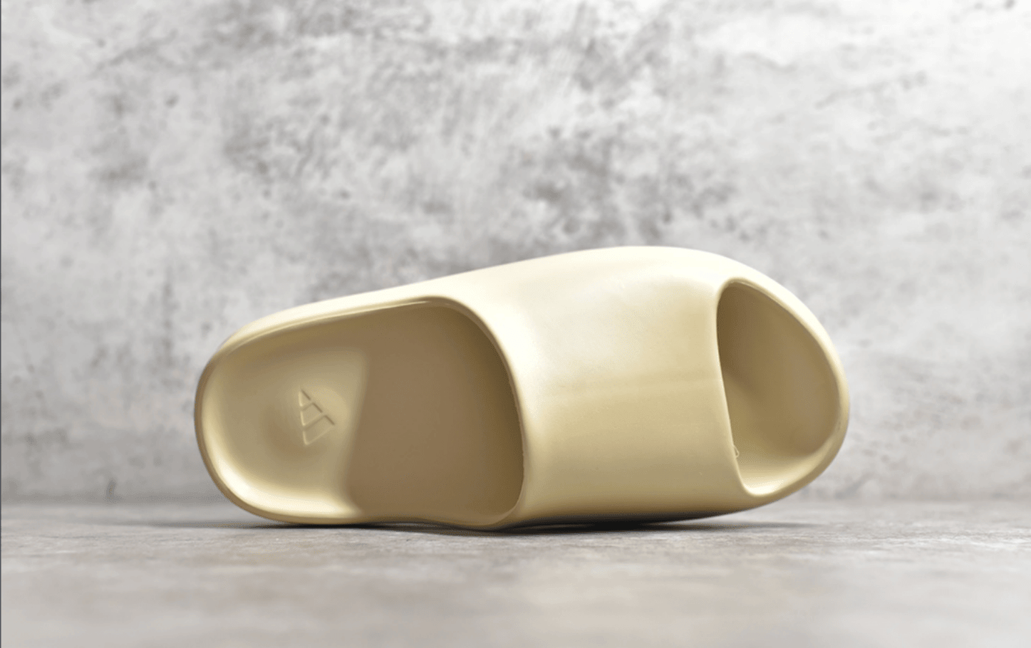 阿迪达斯拖鞋骨白色 adidas Originals Yeezy Slide “Bone” 莆田椰子纯原版本工厂 货号：FW6345