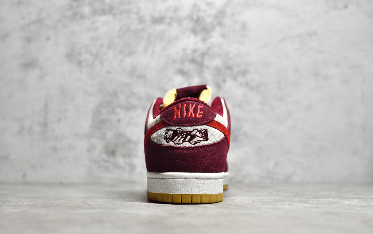 耐克SB Dunk酒红低帮 Skate Like a Girl x Nike SB Dunk Low 耐克SB Dunk灯芯绒 货号：DX4589-600