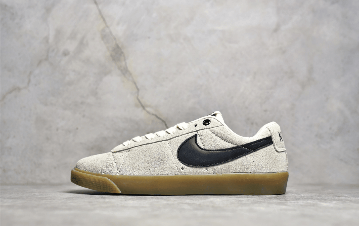 耐克SB板鞋开拓者板鞋米白色低帮 Nike SB Blazer Low GT 耐克小白鞋 耐克麂皮板鞋 货号：704939-109