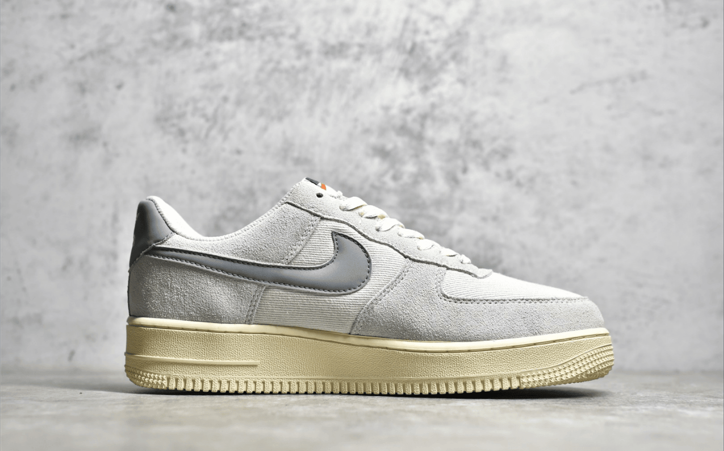 耐克空军一号米灰帆布翻毛皮拼接低帮 Nike Air Force 1 Low 耐克空军低帮板鞋 货号：DO9801-100