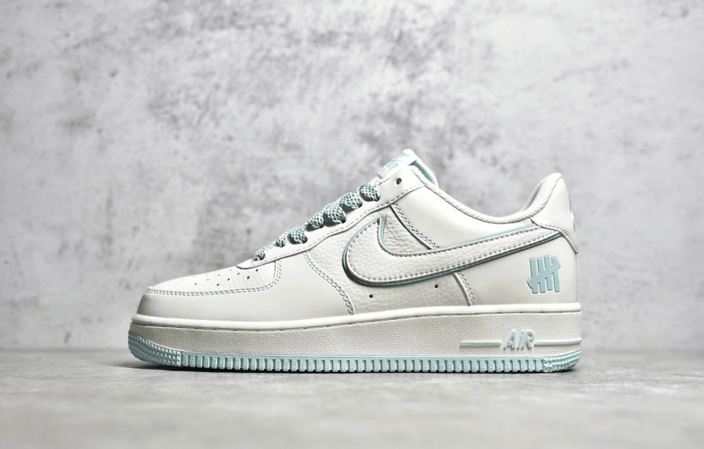 耐克空军冰蓝低帮 Undefeated x Nike Air Force 1 Low 耐克空军新款 耐克空军SOLE气垫 货号：HL5696-789