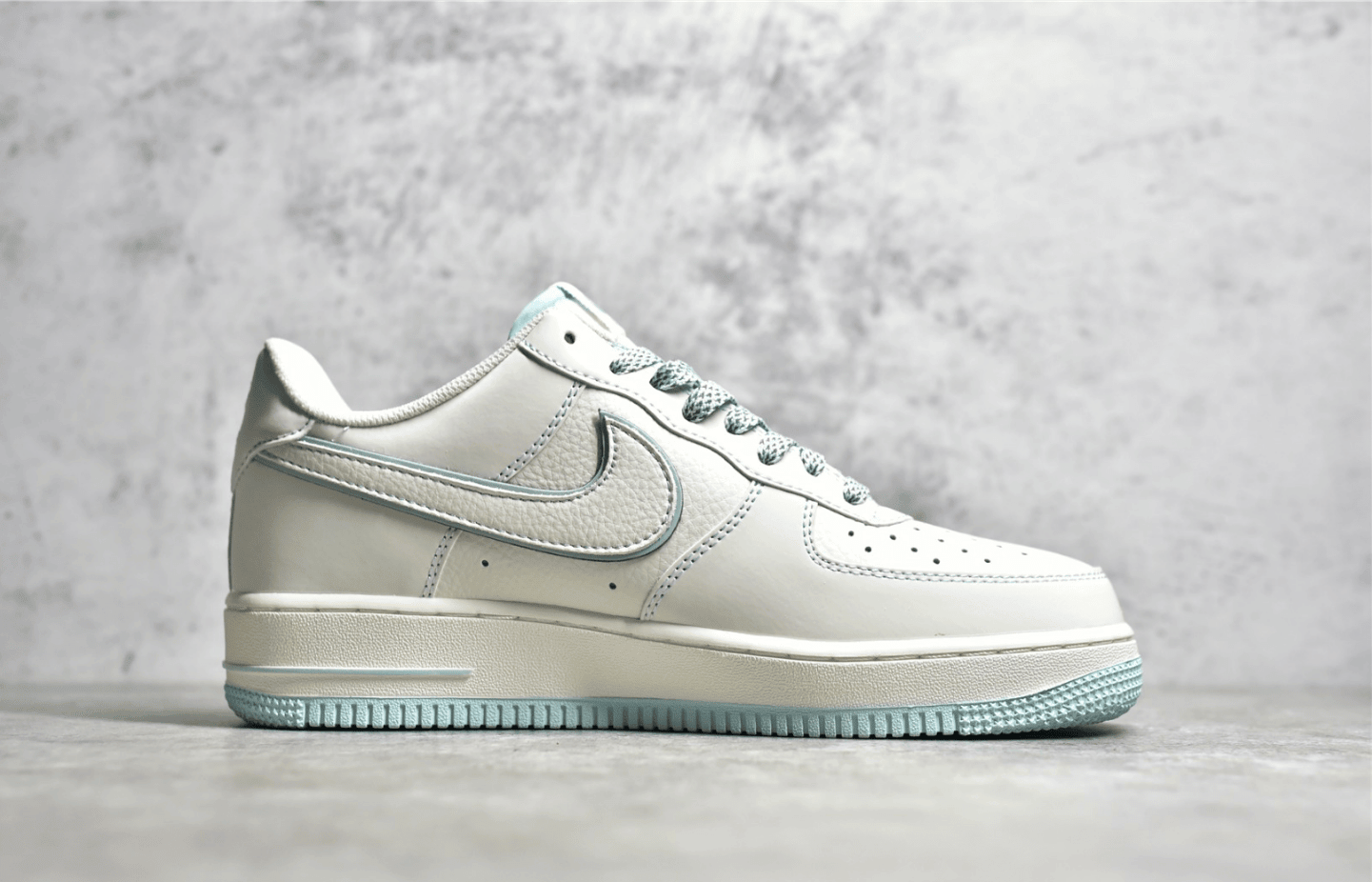 耐克空军冰蓝低帮 Undefeated x Nike Air Force 1 Low 耐克空军新款 耐克空军SOLE气垫 货号：HL5696-789