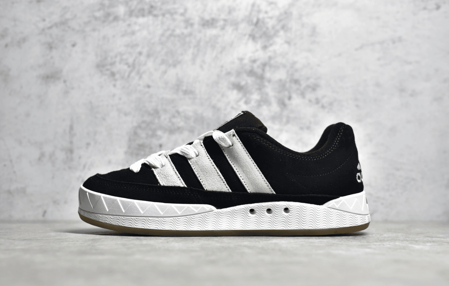 阿迪达斯黑白低帮板鞋 Adidas Adimatic Low 阿迪达斯马蒂奇系列低帮复古鲨鱼面包鞋 货号：GY5274