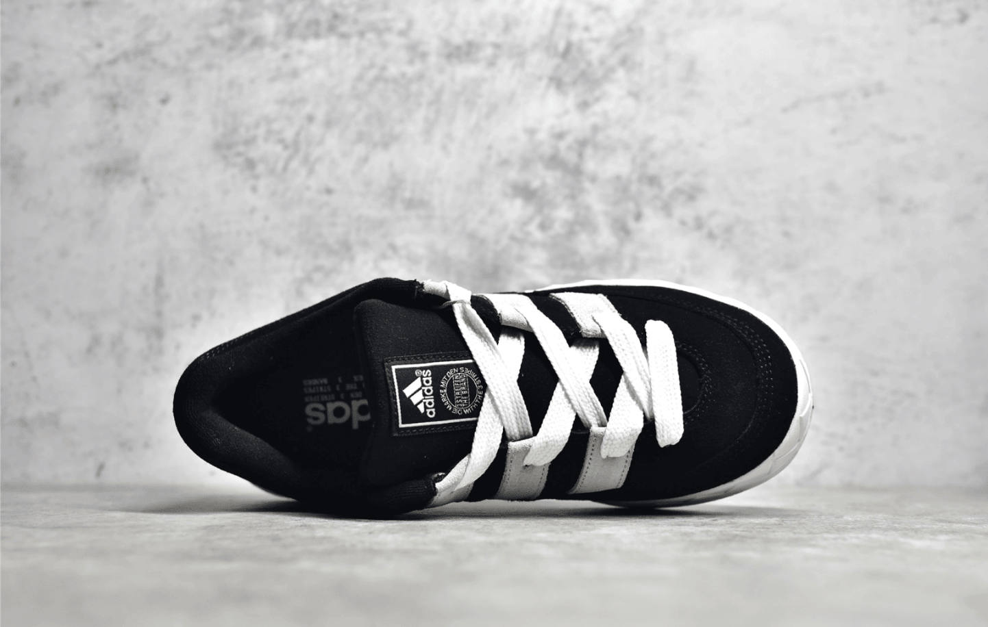阿迪达斯黑白低帮板鞋 Adidas Adimatic Low 阿迪达斯马蒂奇系列低帮复古鲨鱼面包鞋 货号：GY5274-潮流者之家