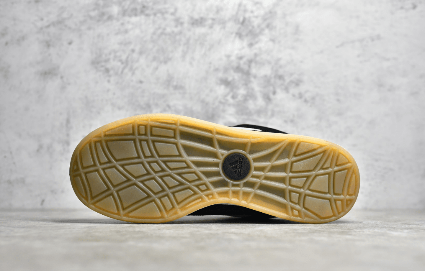 阿迪达斯黑白低帮板鞋 Adidas Adimatic Low 阿迪达斯马蒂奇系列低帮复古鲨鱼面包鞋 货号：GY5274-潮流者之家