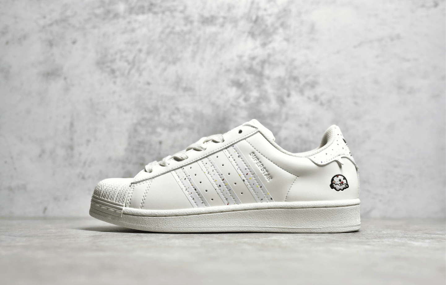 阿迪达斯贝壳头米白色新款 Adidas Originals Superstar 阿迪达斯小白鞋阿迪达斯三叶草白色 贝壳头缓震 货号：HP7831