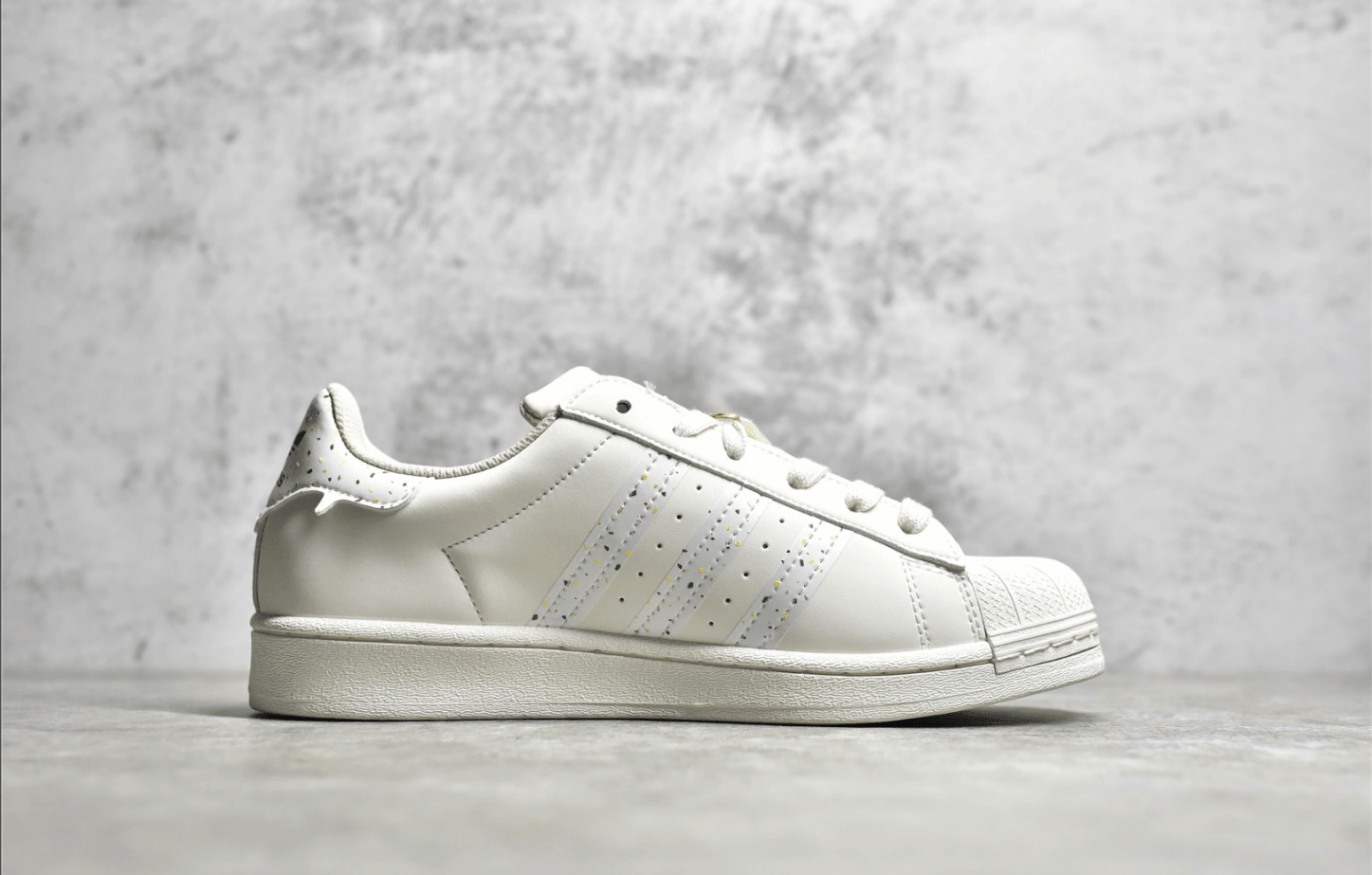 阿迪达斯贝壳头米白色新款 Adidas Originals Superstar 阿迪达斯小白鞋阿迪达斯三叶草白色 贝壳头缓震 货号：HP7831