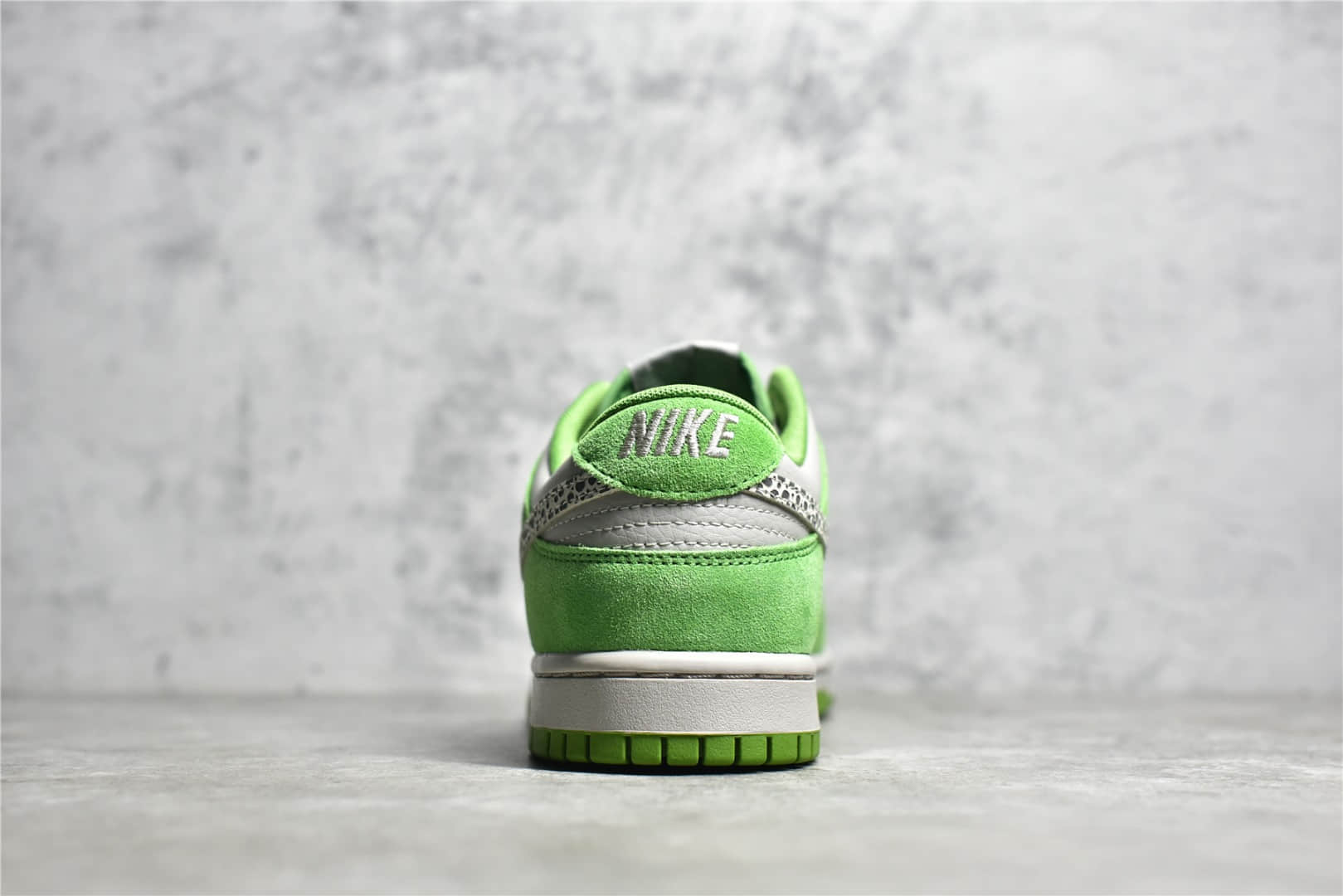 耐克SB Dunk灰绿低帮豹纹勾 Nike SB Dunk Low 耐克缓震板鞋 耐克豹纹板鞋 货号：DR0156-300-潮流者之家
