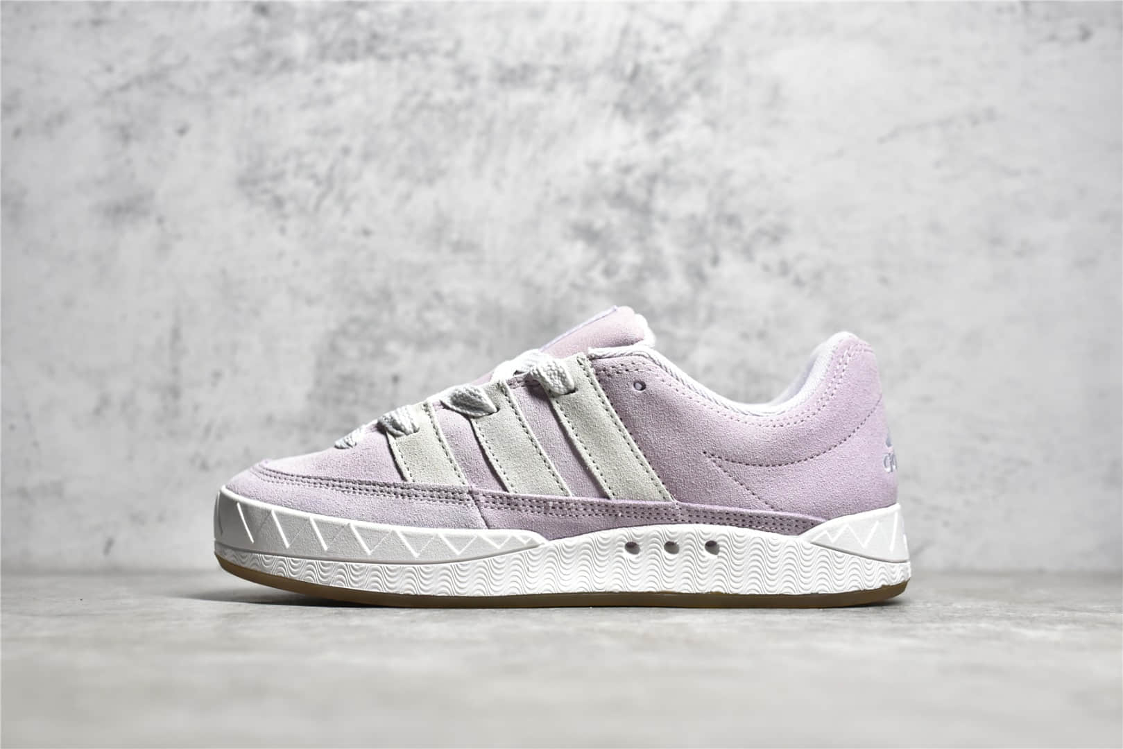 阿迪达斯马蒂奇系列女生粉色板鞋 Adidas Adimatic Low 阿迪达斯复古鲨鱼面包板鞋 货号：GZ6202