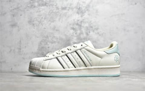 阿迪达斯贝壳头米白色低帮蓝色大底 adidas Originals Superstar 阿迪达斯缓震板鞋 货号：HR0469