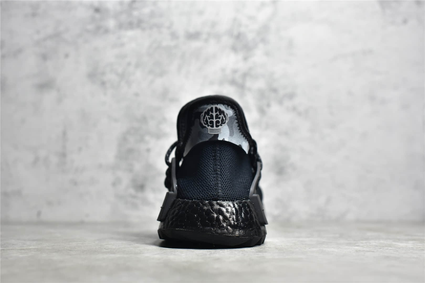阿迪达斯菲董联名黑色 adidas Human Race HU Pharrell 阿迪达斯NMD黑色BOOST超软跑鞋 货号：BB7603-潮流者之家