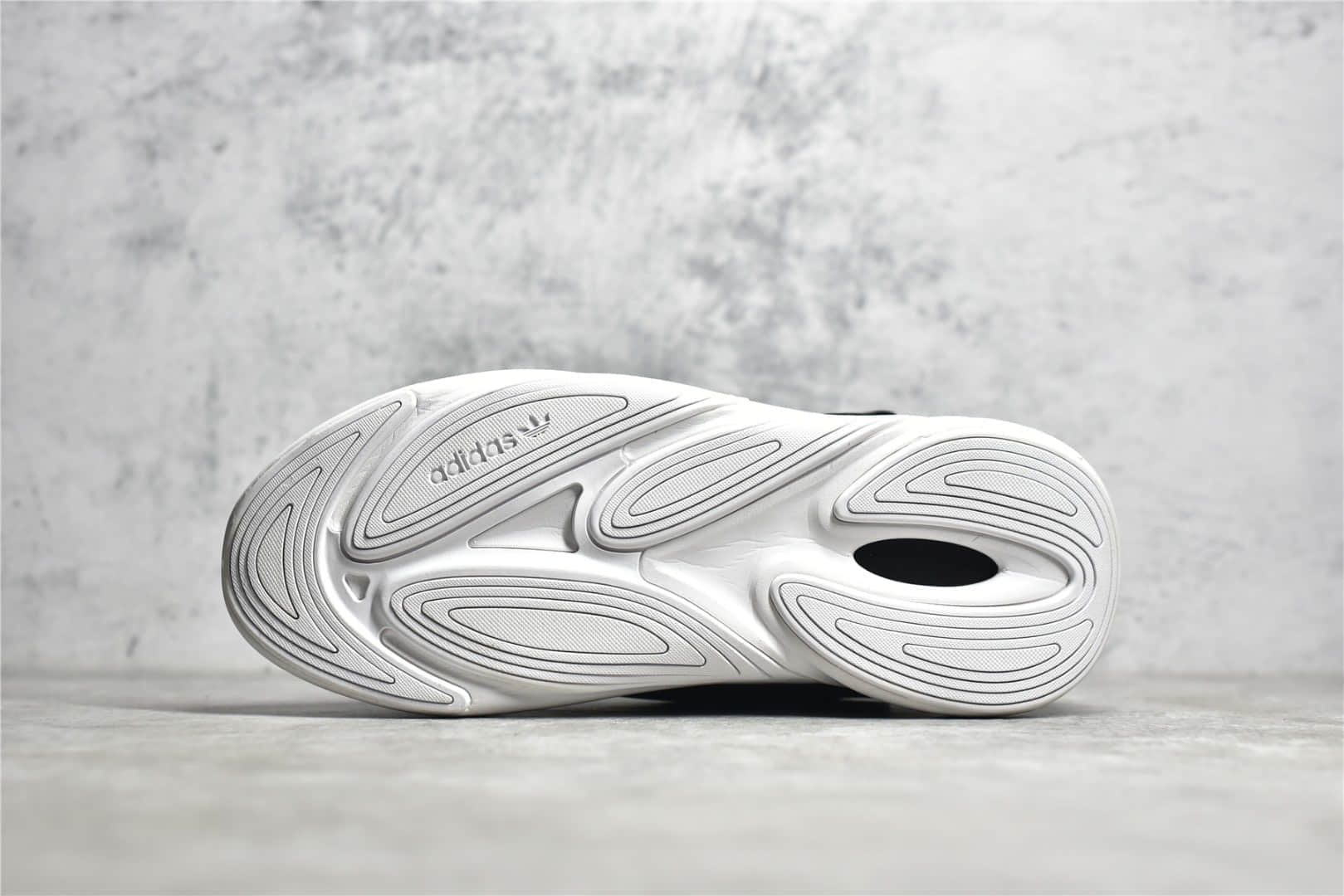 公司级版本阿迪达斯奥泽利亚黑色跑鞋 adidas Originals Ozelia 阿迪达斯缓震复古跑鞋 货号：GW8114-潮流者之家
