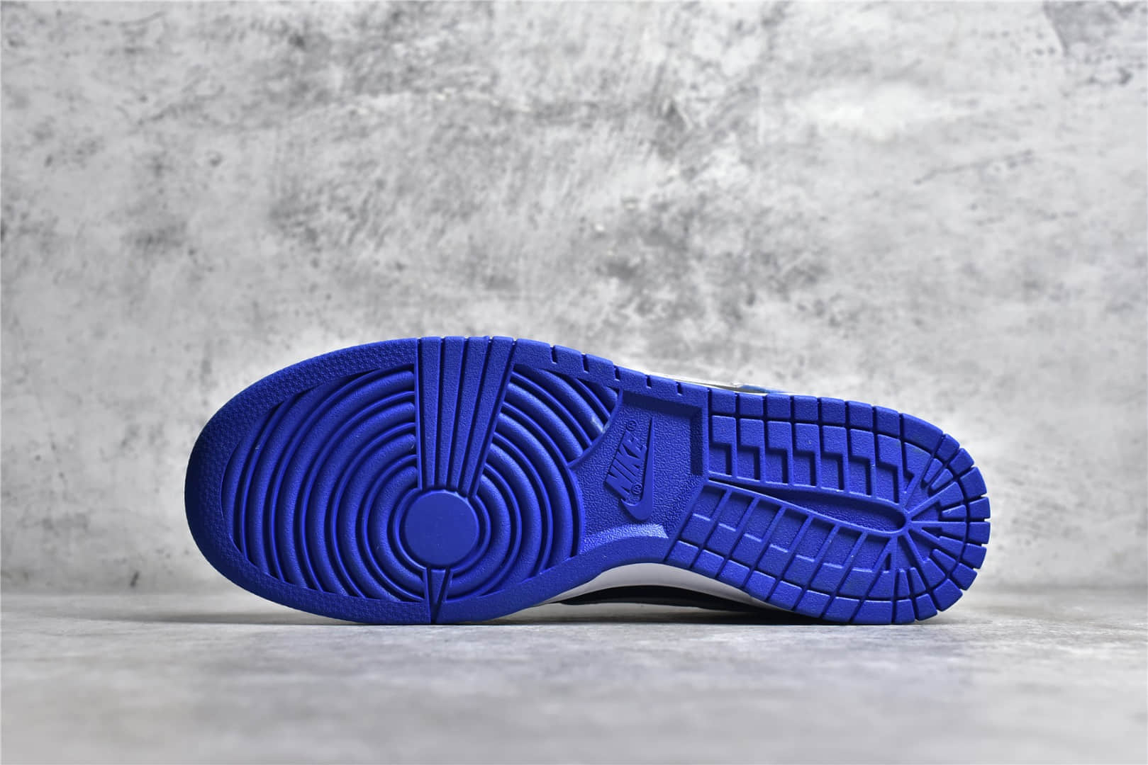 耐克Dunk红蓝黑低帮鞋款实拍图 Nike Dunk Low TSU 莆田耐克Dunk纯原版本工厂货源 货号：DR6190-100-潮流者之家