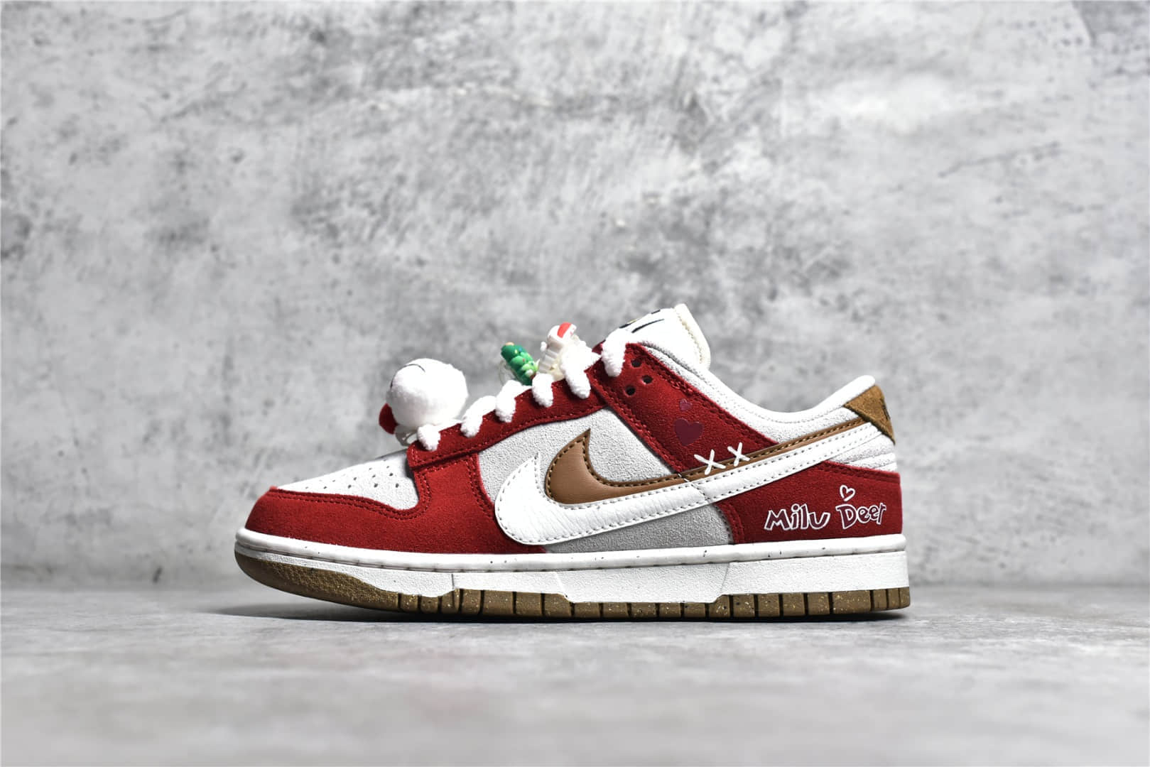 耐克Dunk SE 85 圣诞节主题配色 Nike Dunk Low SE "85" 耐克Dunk灰红麂皮低帮板鞋 货号 DO9457 112