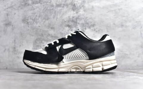 正品耐克佛莫罗5代黑白跑鞋 Nike Zoom Vomero 5 SP 耐克缓震黑白透气跑鞋 耐克夏季跑鞋 货号：FJ5474-133