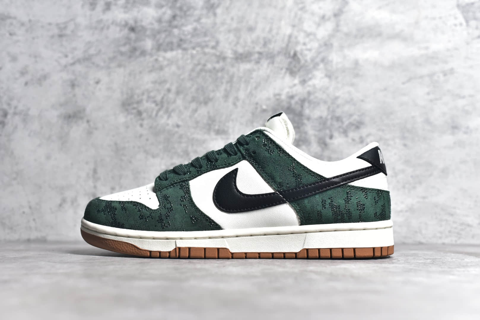 耐克DUNK白深绿色绿蛇纹Nike SB Dunk Low “SKU”耐克Dunk新款正品Dunk复刻耐克Dunk缓震正品原厂货号：FQ8893 397