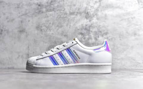 阿迪达斯贝壳头镭射低帮板鞋正品adidas Originals Superstar阿迪达斯三叶草板鞋阿迪达贝壳头小白鞋货号FX7565